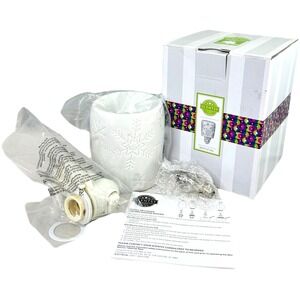 Scentsy SPIRIT OF JOY Mini Warmer Nightlight with Bulb in Box Snowflakes